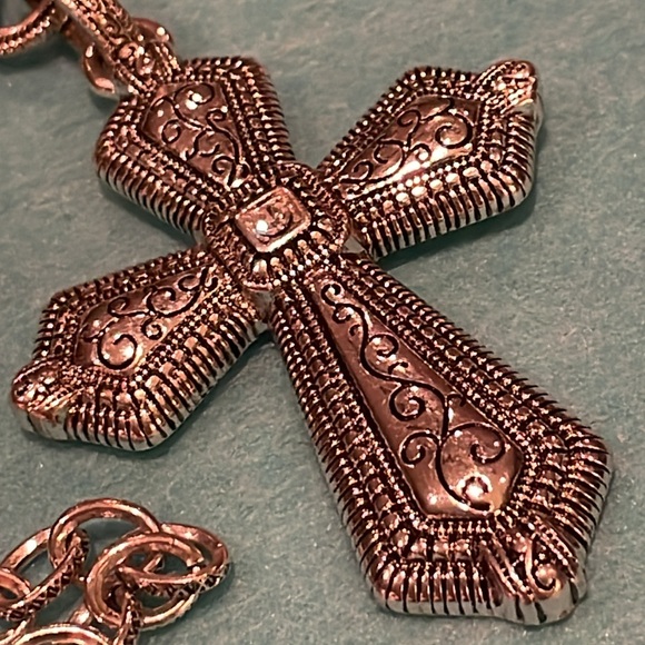 Silver Plated Cross Lightweight 18”-21” - Picture 2 of 8